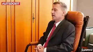 قضيب وحشي يملأ فتحة صغيرة مبللة
