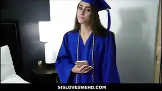 فتحتها الضيقة الصغيرة تنتظر قضيبك الغليظ
