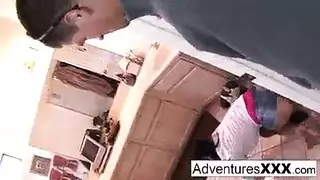 ميلف تطلب نيك شرجي مزدوج من أباء مؤخرات مستديرة في غرفة النوم