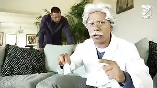 الفتاة كبيرة المؤخرة توافق على مشهد إباحي عنيف