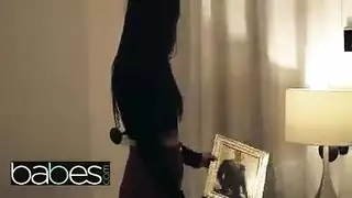 فيلم إباحي: فتاة سمراء تلعب بفرجها