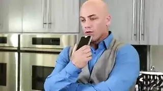 عاهرة سمراء مخادعة تأخذ كلا القضيبين في فتحاتها