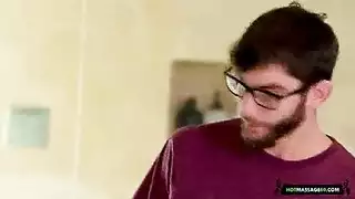 تختفي لعبتها الخجولة عندما يظهر القضيب