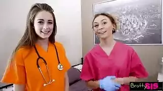 لا سراويل داخلية، فقط كسي الضيق مستعد للامتلاء