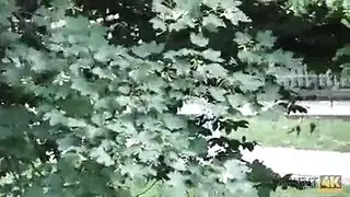 تنتظر على ركبتيها قضيبًا إباحيًا سمينًا