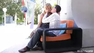 فتاة جميلة كبيرة الثدي تُمارس الجنس الوجهي وتتلقى القذف الداخلي
