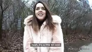 امرأة سمراء شابة تريد الجنس معك الآن ولعق الكرات الخاصة بك