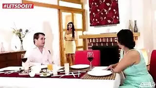 جلسة جماع خفية مع أفضل صديقة لزوجتي