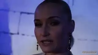 قذف فموي كامل: تأخذ كل شيء في فمها
