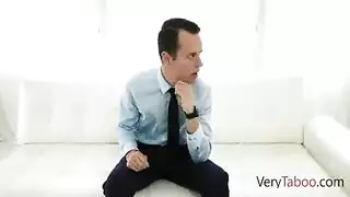 زوجة الأب ذات الصدر الكبير تركب قضيب ابن زوجها في جنس عائلي جامح