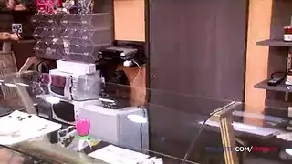 اختراق عميق في فرج صغير ومبلل
