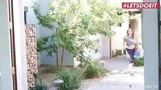 أتشوق لقبلات ناعمة في جميع أنحاء جسدها