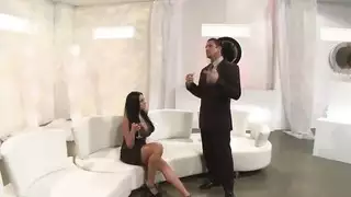 شقراء ممتلئة الجسم تشارك في جلسة جماع مرهقة مع فحول ناضجين