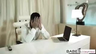 لا ترتدي سوى فستان عاهر، تذهب لتفريغ خصيتي صديقها