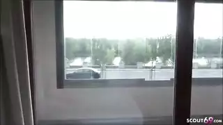 الفتاة الأشقر لديها كس صغير وحار جدا