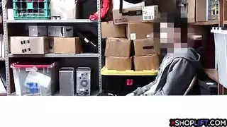 شقراء ذات مؤخرة ضخمة تمارس الجنس مع شاب مجهول