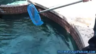 تدليك شهواني ينتهي بقذف ساخن في الفم