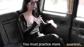 موعد تاكسي إكس إكس إكس: ضرب سمراء ذكية في الخلف