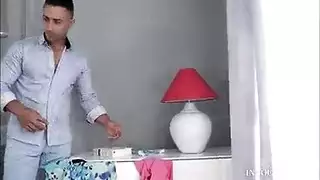 عاهرة سمراء تتوسل لجنس بورن قاس في مهبلها