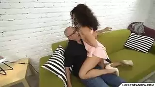 لاتينية حنطية ذات شعر مجعد تأخذ قضيبًا كبيرًا بعمق