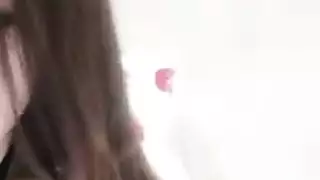فتاة آسيوية مثيرة تمت ممارسة الجنس معها من قبل معجب متحمس