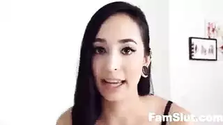 قبّلات مبتذلة على كل وجهها القذر