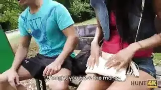 يتخلى عن صديقته ليطلق ماءه داخلك