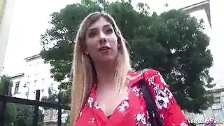 مؤخرة مثالية وفتحة ضيقة للعاهرة الشقراء