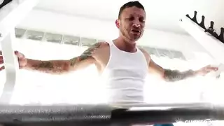زوجة تتوسل لقضيب غريب ثخين بينما زوجها يشاهد