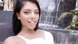 سمراء كبيرة المؤخرة تستقبل قضيبًا سميكًا في مؤخرتها