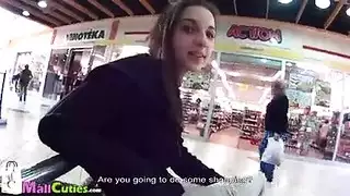 هي تحول المنزل إلى ملعب جنس جماعي صريح