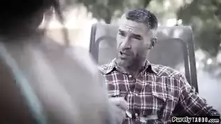 رجل أكبر سناً يمارس الجنس مع أختين سمراوين في أوgy صريح