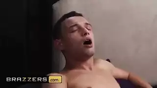قبلها فرنسية حتى تضحك وتتوسل للمزيد