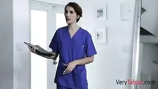 إنها تعرف كيف يمارس الجنس معه بشكل صحيح