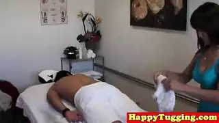 مدلكة آسيوية محتاجة تأخذ حمولة سميكة