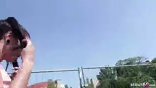 عاهرة كبيرة الثدي تمص في مكان مزدحم