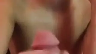 مراهقة تبلع سائل رجل ناضج من قضيبه الكبير