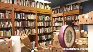 شاب أجنبي يضرب زوجة محجبة في لقاء سري بالمكتبة