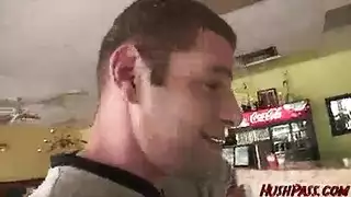 مراهقة تريد أن تنيك زوج امها الوسيم مع امها