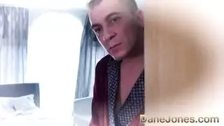 فتاتان مثيرتان تتناوبان على قضيب صلب