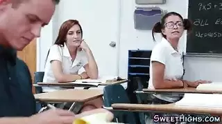 طالبات جامعيات مثيرات في زي موحد تبتلعن سائل المدير بعد العرض