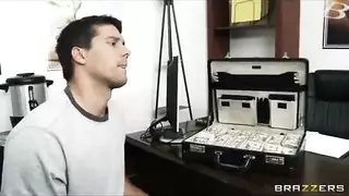 وحش ينيك فتاة جميلة في فعل إباحي عنيف