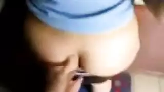 البنت السمراء ترعش لبن من طيزها