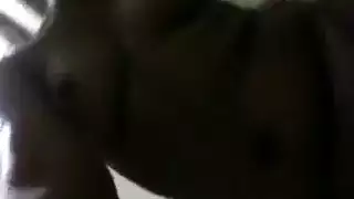 فرج نجمات البورن يُلعق مقربة حميمة لجنس فموي