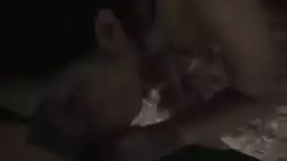 اليابانية الحسناء تعرض شفري كسها الأملس في مشهد إباحي