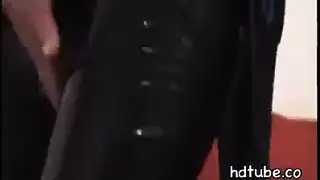 عاهرات المخنثين تتدفق من الكعب العالي في جنس مرآب صارم