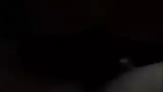 شاب يركب آلة جنس قوية حتى يقذف