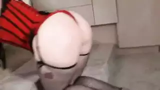 شقراء ساخنة تأخذ كل بوصة في فيلم إباحي خشن