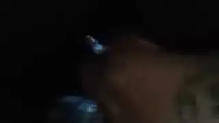 إصبع يدخل بقوة في الثقوب المبلولة