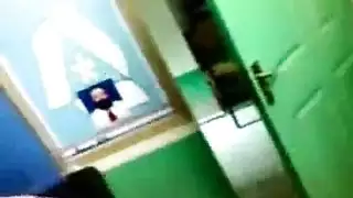 الموظفة الشرموطة تمص زبر زميلها في اجتماع العمل
